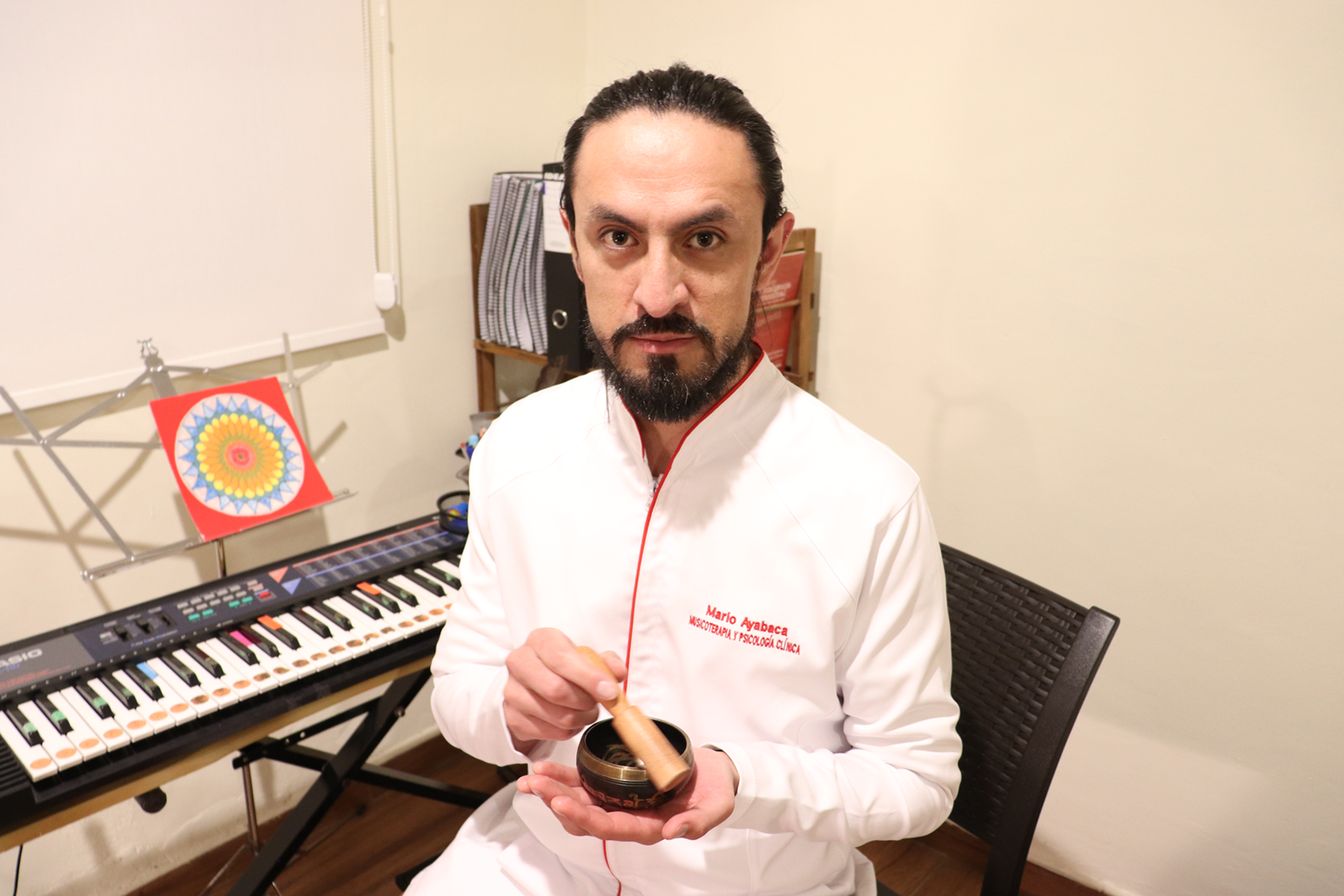 Mario Ayabaca, psicólogo clínico y musicoterapeuta, en el consultorio de Calmia en Quito