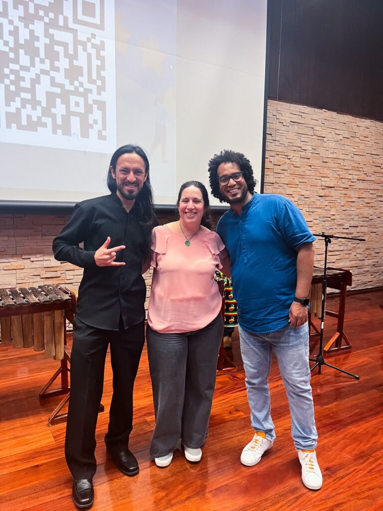 Mario Ayabaca, Natalia Guerra y Samuel Cartaya, musicoterapeutas