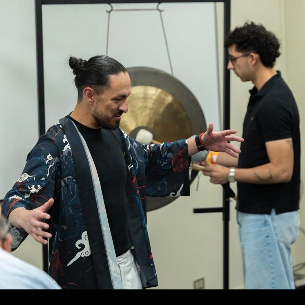 Mario Ayabaca guía una actividad de musicoterapia con un gong en el Dragon Experience de la USFQ